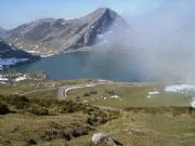 Llegando la niebla al Lago Enol